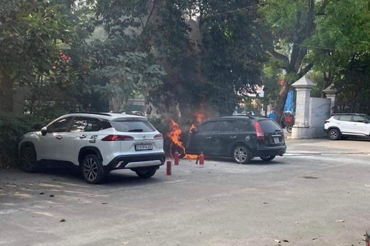 Xe ô tô đỗ ở sân bất ngờ bốc cháy