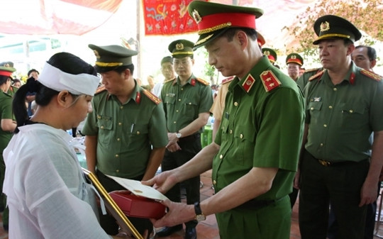 Truy thăng cấp bậc hàm lên Trung tá và tổ chức trọng thể lễ tang đồng chí Nguyễn Xuân Hào