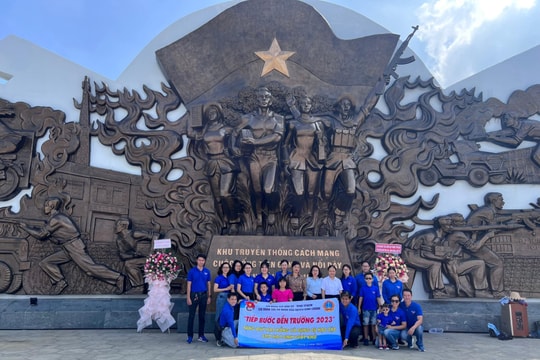 TAND TP.HCM trao học bổng cho học sinh hiếu học