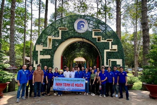 TAND quận Bình Thạnh (TP.HCM) về nguồn và thăm Mẹ Việt Nam Anh hùng