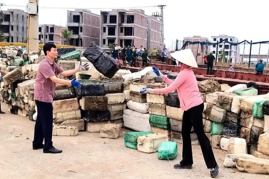 Hoàn thành thu gom phao xốp trên vịnh Hạ Long trước kỳ nghỉ lễ