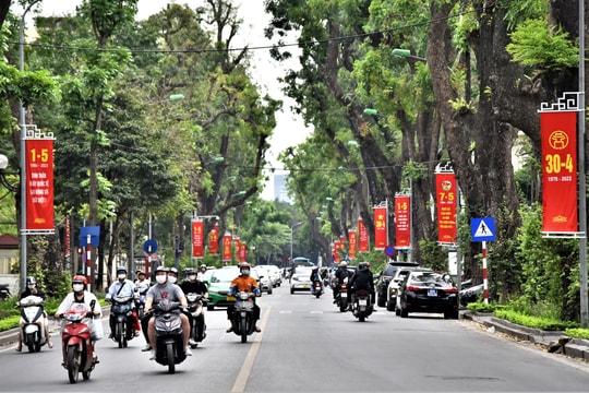 Đường phố Hà Nội rực rỡ cờ hoa, chào mừng lễ 30/4 và 1/5