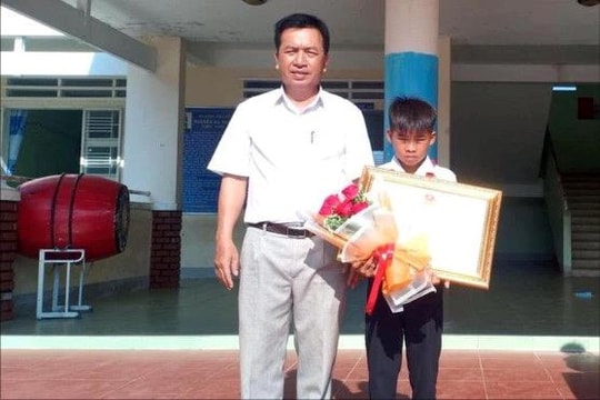 Trao huy hiệu “Tuổi trẻ dũng cảm” cho học sinh lớp 4 cứu hai học sinh lớp 12 đuối nước