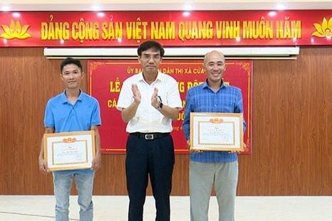 Nghệ An: Khen thưởng các ngư dân cứu 4 du khách bị đuối nước khi tắm biển