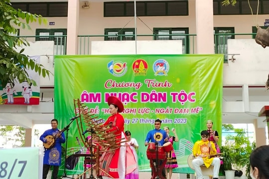 Nhạc cụ dân tộc “gõ cửa” từng trường học