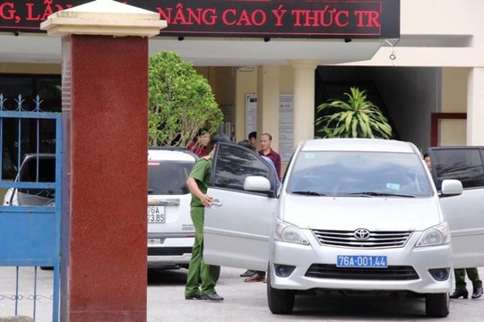 Công an thu giữ tài liệu tại Văn phòng Đăng ký đất đai Quảng Ngãi