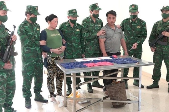 Bắt hai đối tượng vận chuyển ma túy qua biên giới