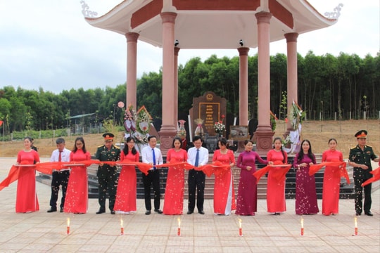 Khánh thành bia di tích và mộ tập thể các liệt sĩ hy sinh tại đồi Xuân Sơn