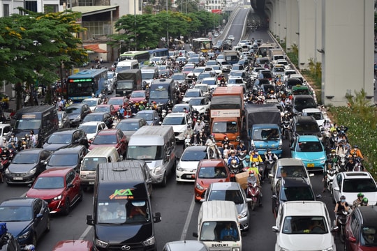 Người dân nườm nượp rời Hà Nội về quê nghỉ lễ