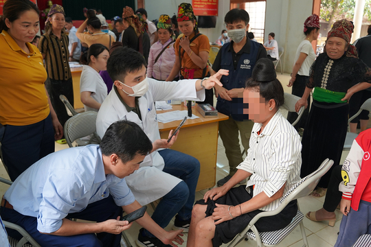 Phát hiện bệnh phong sau 6 tháng mất cảm giác tay, chân