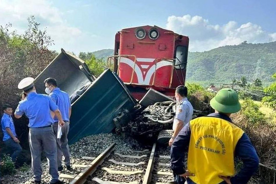 Tàu lửa tông xe tải, tài xế tử vong