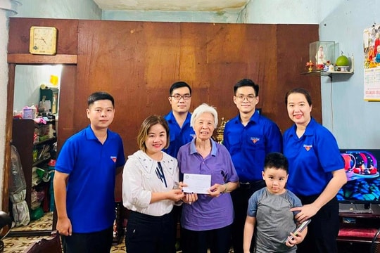 TAND quận 1 (TP.HCM) thăm và tặng quà các cựu chiến binh trên địa bàn