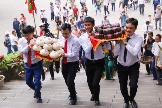 Dâng bánh chưng, bánh giầy lên các Vua Hùng