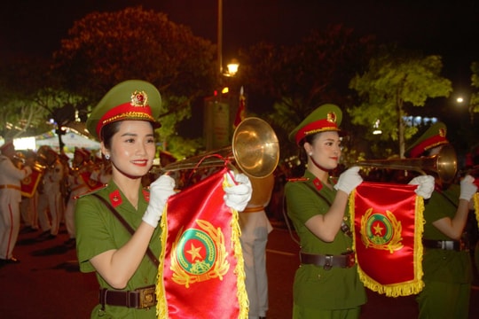 Đoàn nghi lễ Công an nhân dân diễu hành trên đường phố Đà Nẵng