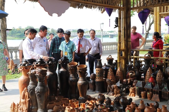 Nổi bật không gian trình diễn kỹ thuật và trưng bày sản phẩm của 69 làng nghề