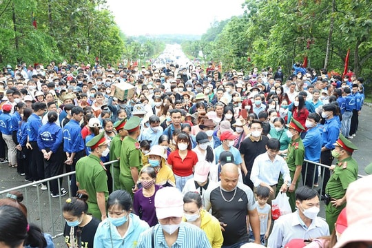 Hàng nghìn người dân đội mưa về Giỗ Tổ Hùng Vương