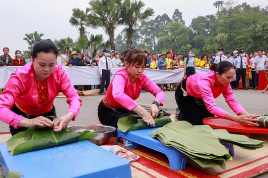Sôi nổi hội thi làm bánh chưng, bánh giầy tại Lễ hội Đền Hùng 2023