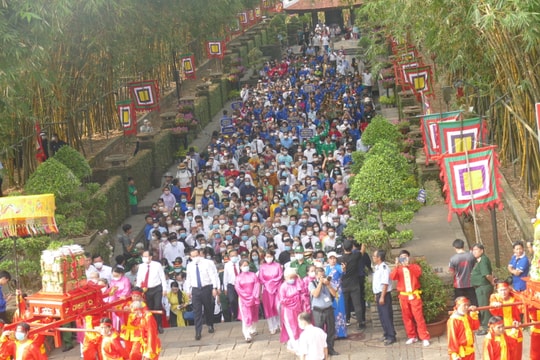 Lãnh đạo TP.HCM và hàng ngàn người dân dâng hương tưởng nhớ Vua Hùng