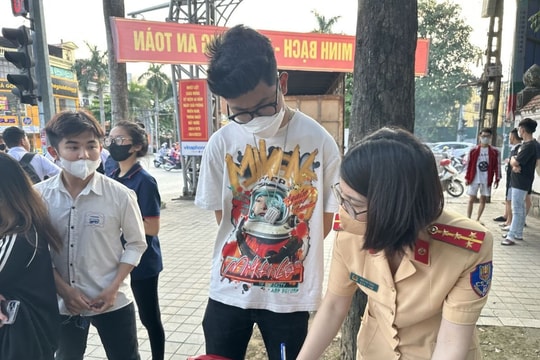 Lập biên bản, xử lý hàng chục học sinh lạng lách, vi phạm giao thông