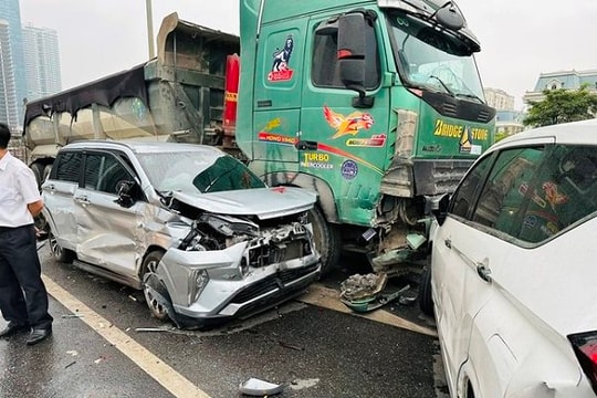 Hà Nội: Nhiều ô tô gây tai nạn liên hoàn trên đường Vành đai 3 trên cao