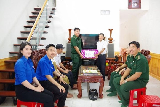 Thăm, tặng quà gia đình chính sách dịp lễ 30/4