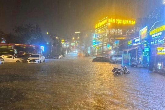 Mưa lớn làm ngập cục bộ tại trung tâm thị xã Sa Pa