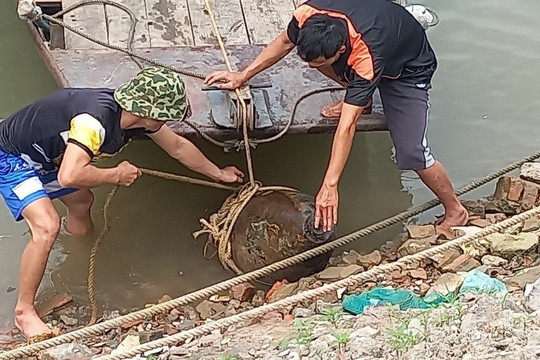 Phát hiện quả bom nặng hơn 500kg trên sông Đuống