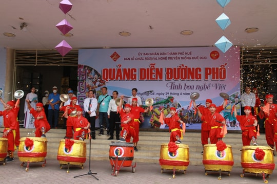 Sôi nổi lễ hội quảng diễn đường phố tại Festival Nghề truyền thống Huế