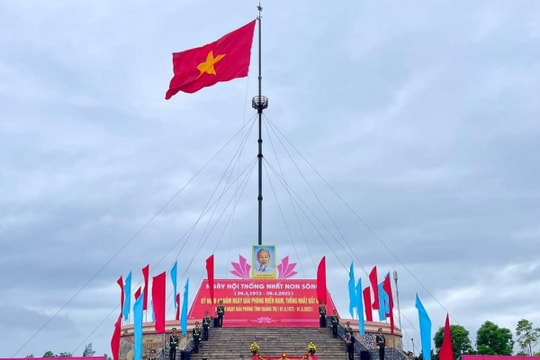 Xúc động lễ Thượng cờ Thống nhất non sông tại Đôi bờ Hiền Lương - Bến Hải