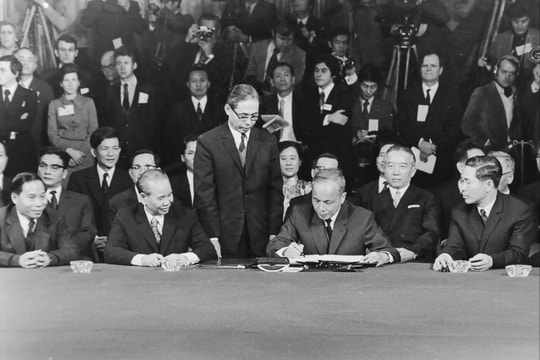 Ngoại giao cùng đất nước tới Đại thắng mùa Xuân 1975