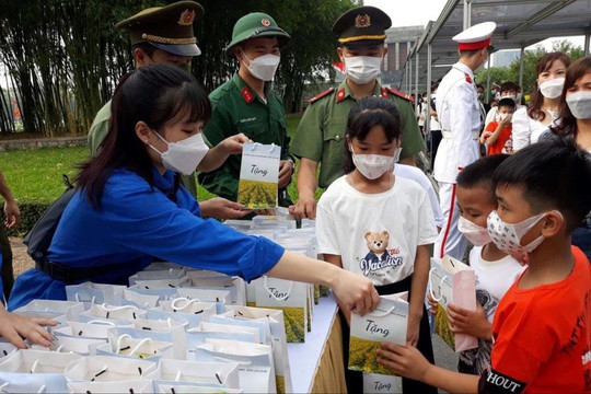 Hà Nội tặng quà cho du khách thăm Lăng Bác trong ngày 30/4-1/5