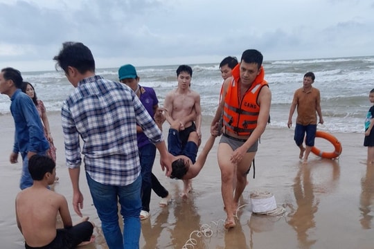 Chiến sĩ công an cứu 3 người dân bị đuối nước trong dịp lễ