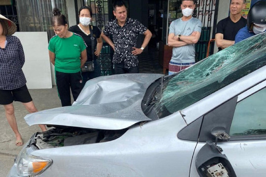 Ô tô mất lái tông 2 người đi bộ tử vong