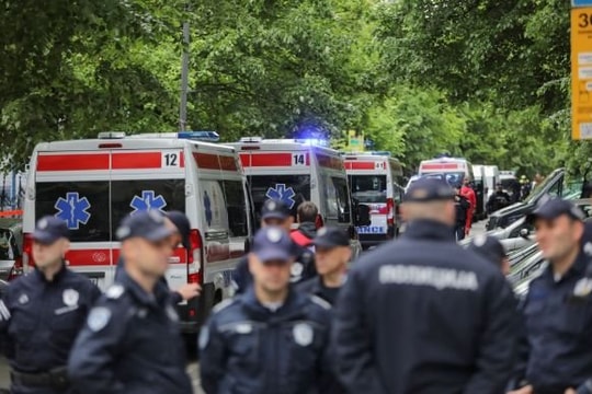 Serbia: Học sinh lớp 7 xả súng trong lớp khiến 16 người thương vong