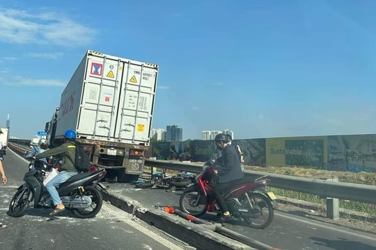 Xe ô tô đầu kéo tông hai xe máy trên đường dẫn cao tốc