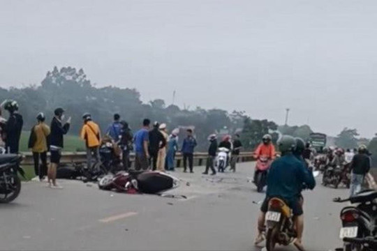 Phú Thọ: 4 xe máy tông liên hoàn, 2 người tử vong