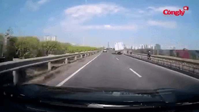 Xe Container nổ lốp gây tai nạn trên đường dẫn cao tốc TP.HCM - Long Thành