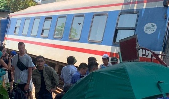 Đoàn tàu khách gặp nạn khi vừa rời ga Huế khiến nhiều hành khách hoảng loạn