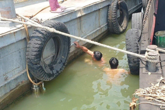 Đêm khuya nhậu trên sà lan, một người rơi xuống sông mất tích