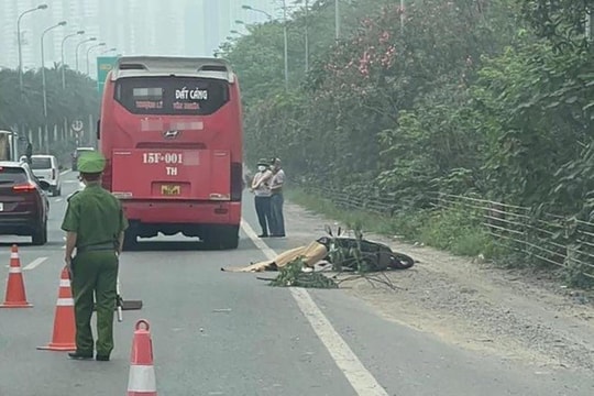 Va chạm xe khách, cô gái trẻ tử vong trên Đại lộ Thăng Long