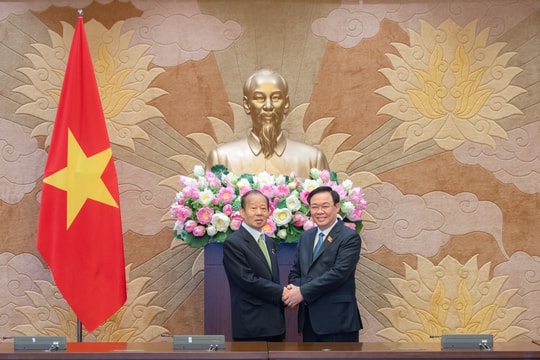 Chủ tịch Quốc hội Vương Đình Huệ tiếp Chủ tịch Liên minh Nghị sĩ hữu nghị Nhật - Việt