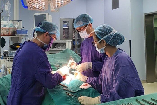 Biến chứng nặng vì tự bơm silicon vào "cậu nhỏ"