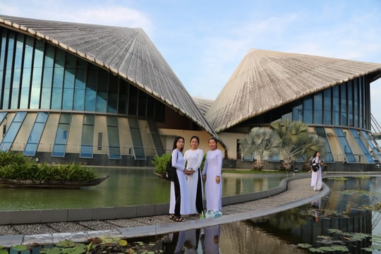Cách chức Phó Giám đốc Nhà hát Cao Văn Lầu
