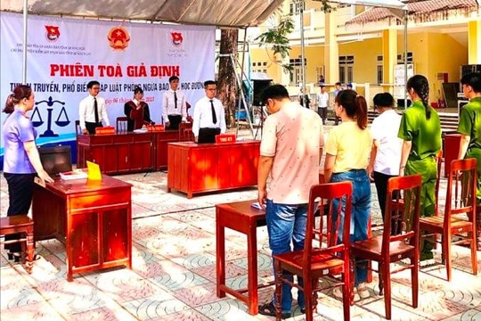 Hàng trăm học sinh trường THPT hào hứng với phiên tòa giả định