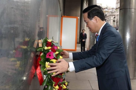 Chủ tịch nước Võ Văn Thưởng đặt hoa tại Biển lưu niệm Bác Hồ tại London