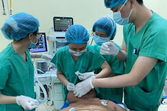 Mắc bệnh lạ Madelung, người đàn ông "đeo" khối u 4kg ở cổ
