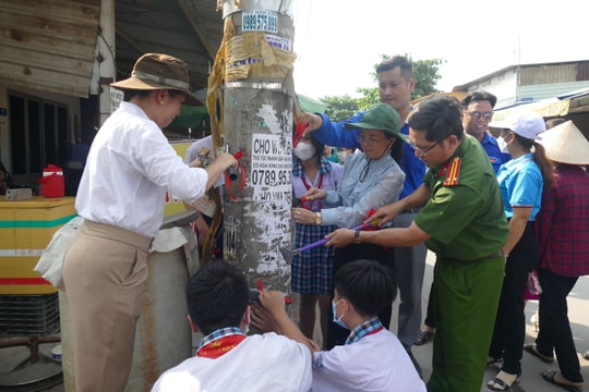 Công an, thanh niên, học sinh ra quân bóc, xóa quảng cáo sai quy định