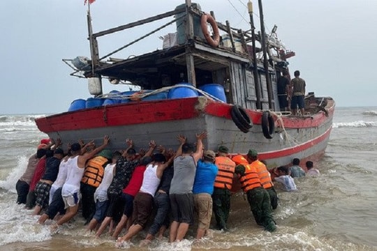 Kịp thời cứu hộ hai tàu cá gặp nạn do dông lốc