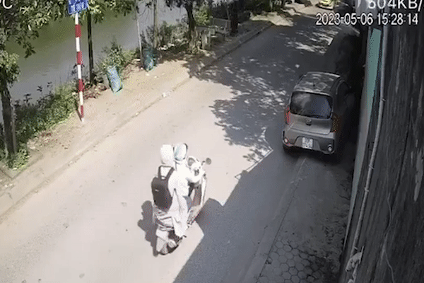 Hà Nội: Mở cửa xe ô tô bất cẩn khiến một phụ nữ bị xe khác cán tử vong