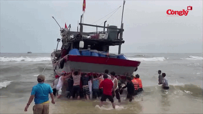 Kịp thời cứu hộ hai tàu cá gặp nạn do giông lốc